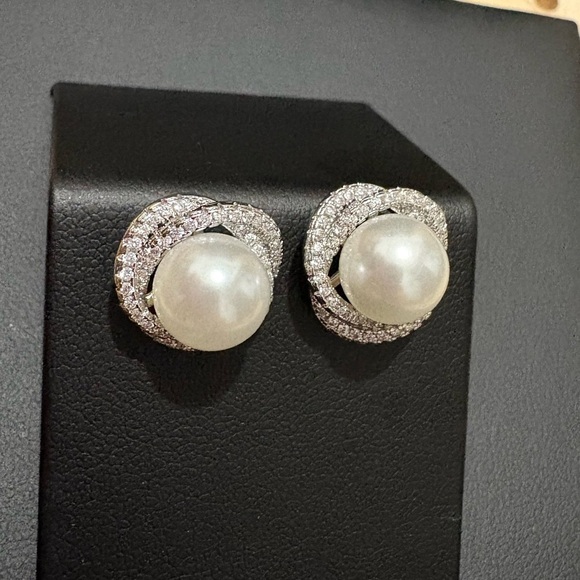Pearl silver tone stud earrings - Picture 1 of 4